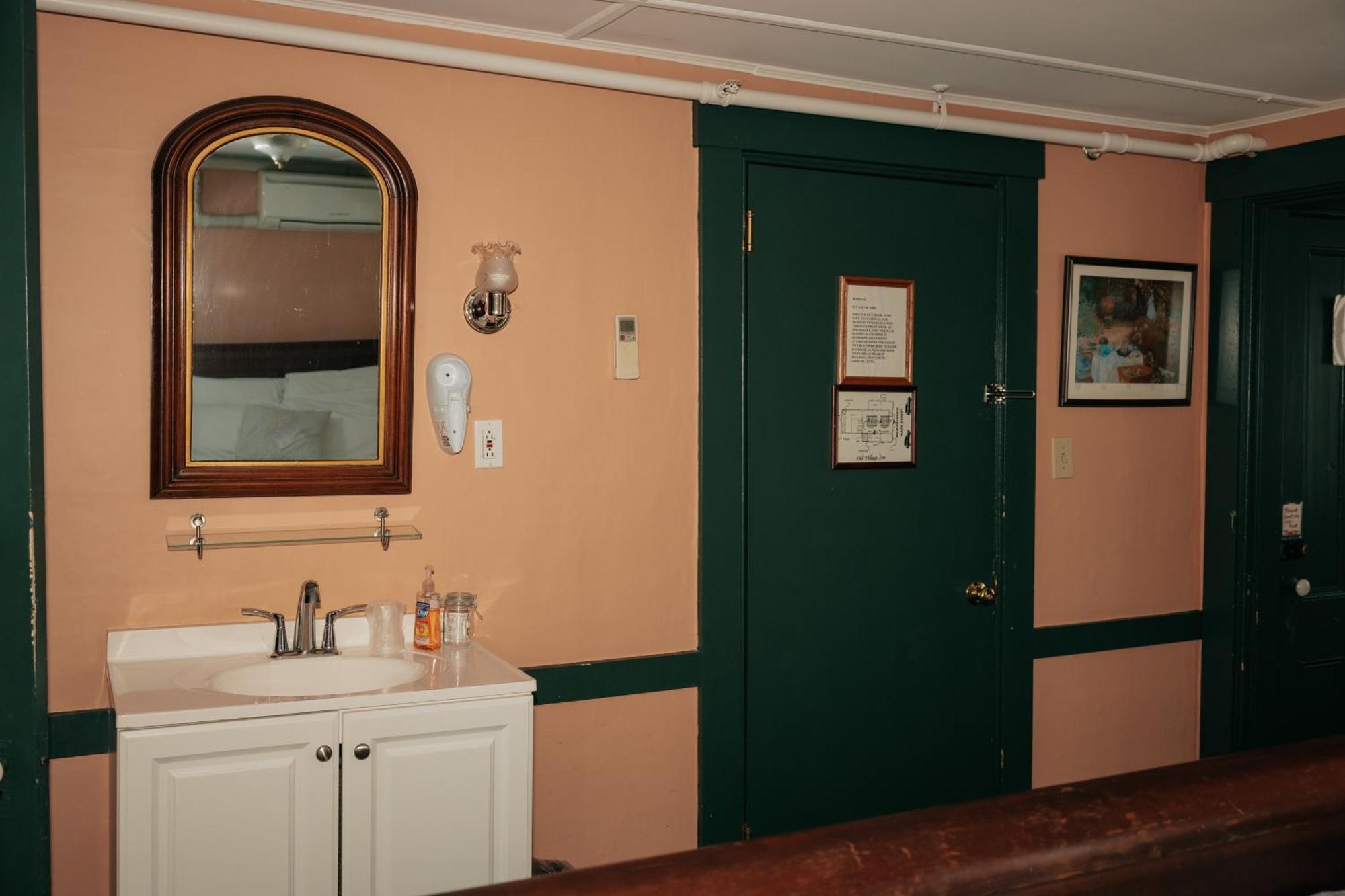 Old Village Inn أوجونكويت المظهر الخارجي الصورة